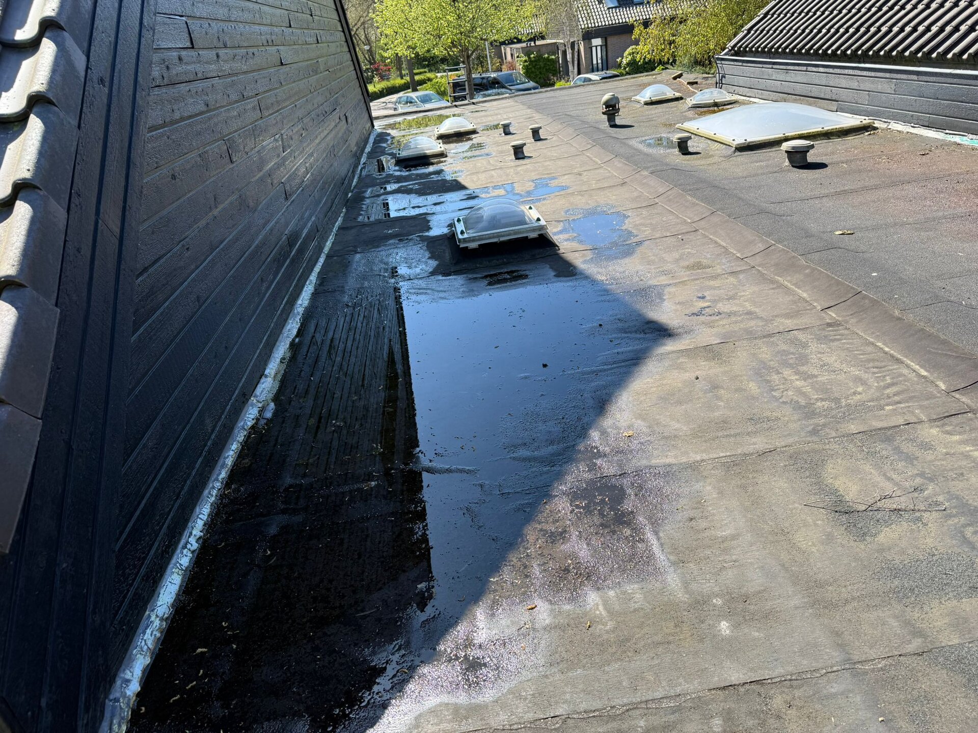 Spoeddienst bij lekkage — waterplas op plat dak