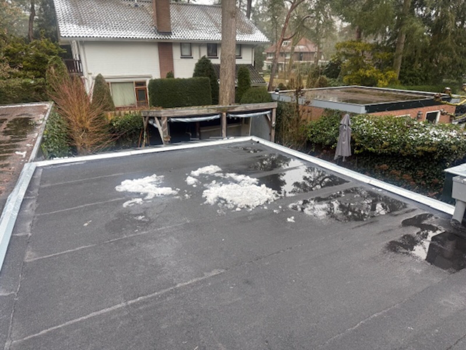 Zinken dakrand op plat dak