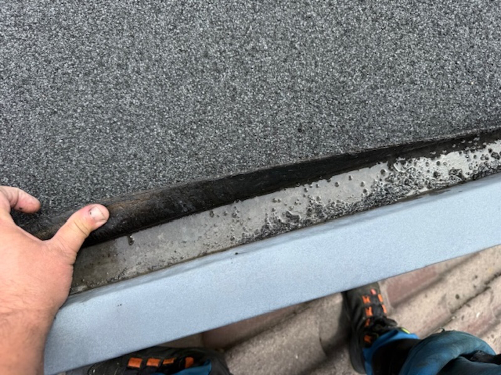 Zinken goten en hemelwaterafvoer detail